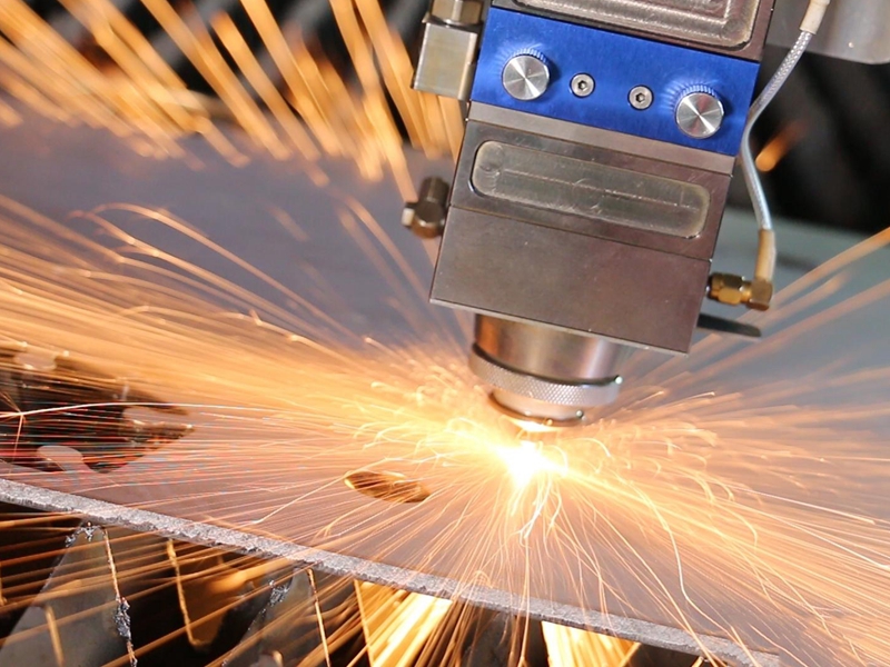 What materials can fiber laser cutting machines process?